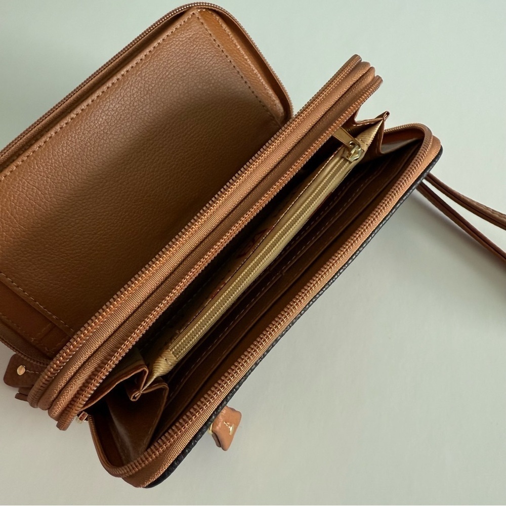 Stone Mountain Pebble Leather Wristlet Wallet Black Brown Zip Closure SZ Large